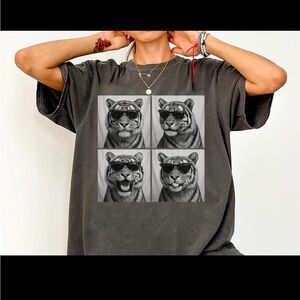 Dark gray charcoal graphic tiger photobooth tshirt women’s Large L
